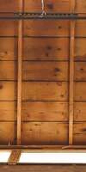 Plafond en lattes de bois clair avec poutres